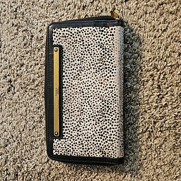 Fossil Handbags - The Fossil Women's Liza Leather Zip Around Clutch Wallet
